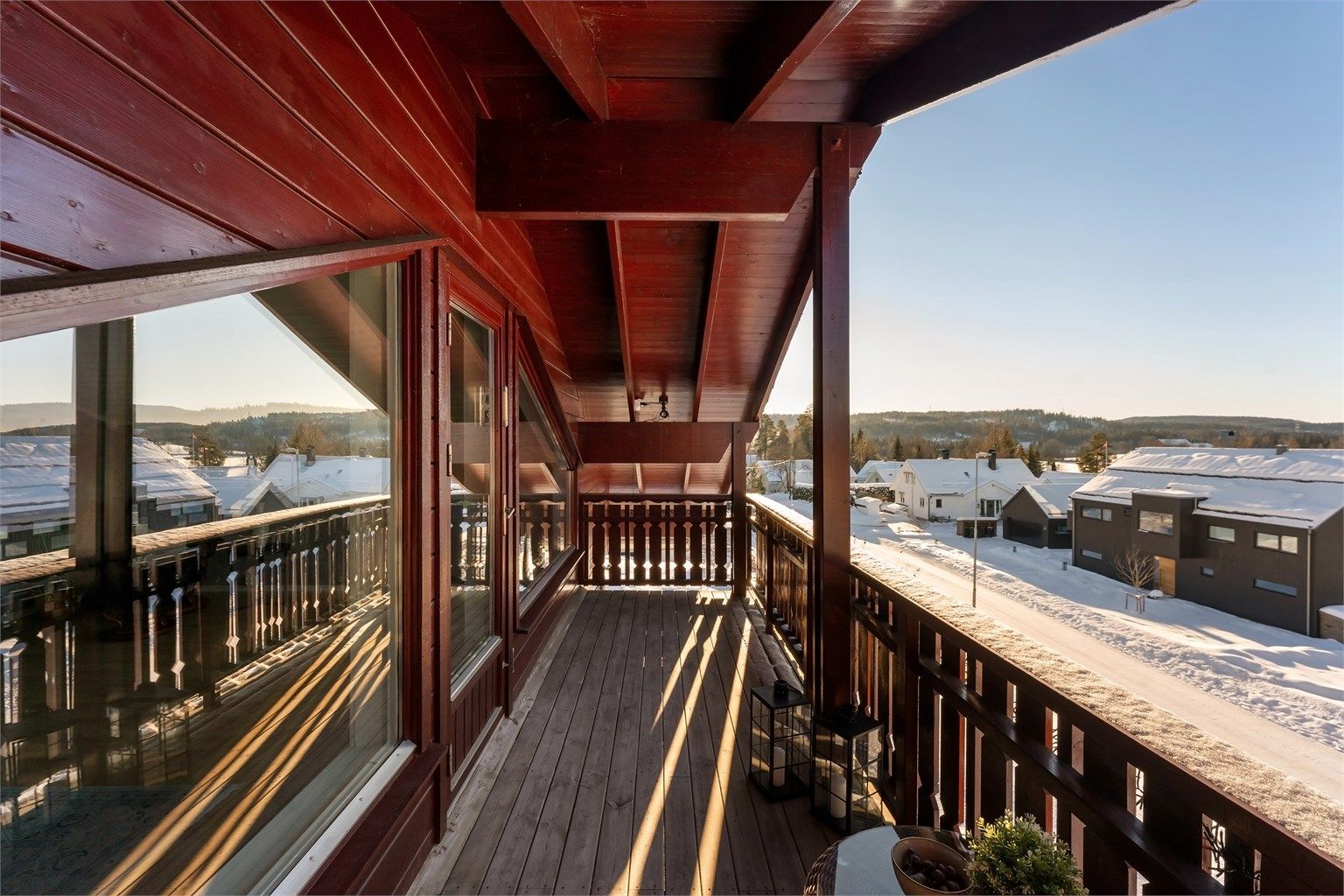 Balkongen er utstyrt med utebelysning og stikkontakt.