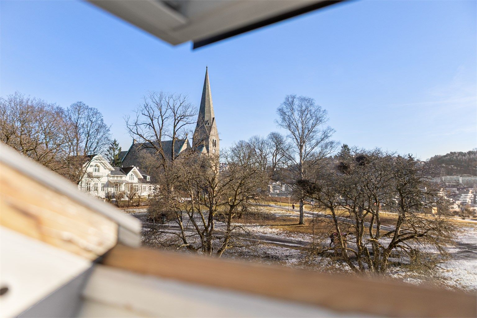 Leiligheten ser ut over Vålerenga park, en frodig oase med majestetiske Vålerenga kirke i sentrum