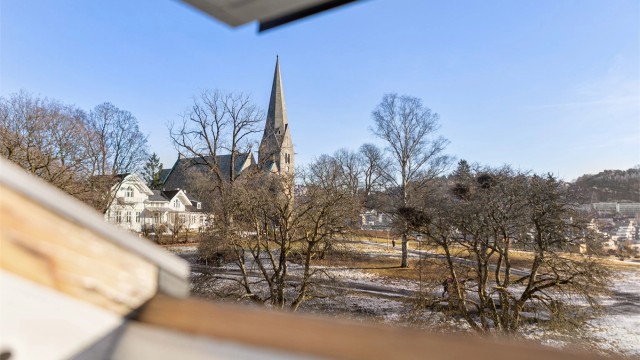 Leiligheten ser ut over Vålerenga park, en frodig oase med majestetiske Vålerenga kirke i sentrum