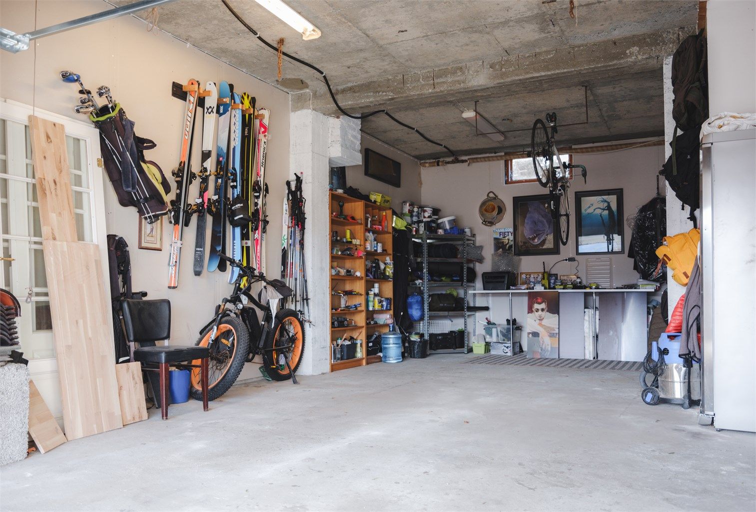 Den romslige garasjen på 47 m² har leddport med elektrisk portåpner og direkte inngang til boligen.