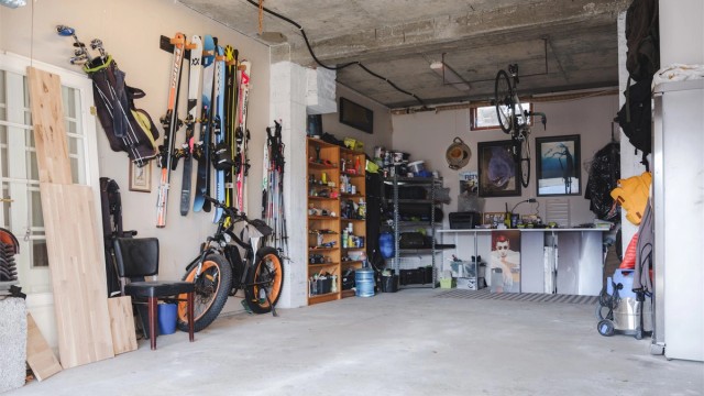 Den romslige garasjen på 47 m² har leddport med elektrisk portåpner og direkte inngang til boligen.
