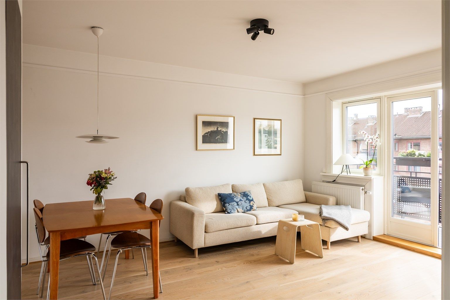 God plass til spisestue og sofagruppe i stuen.