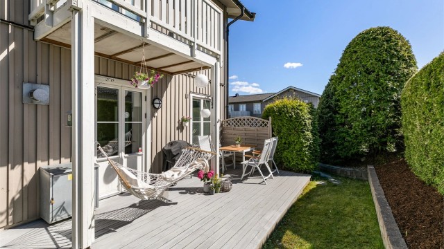 I sommermånedene er det sol på terrassen fra tidlig ettermiddag til kveld. Morgensolen får du utenfor inngangsdøren på motsatt side.