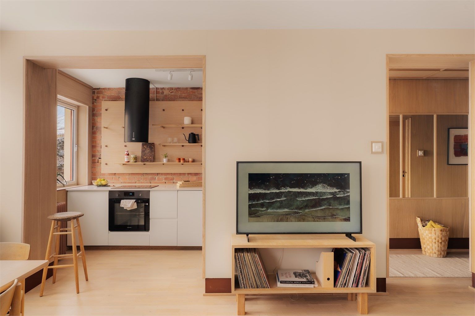 Leiligheten er omfattende oppusset og ombygget i perioden 2023 til 2025, med snekkerbygde løsninger, eksponert tegl og nytt kjøkken. Megler: Anne Aartun/Krogsveen. Foto: Isnitt v/Nadia Frantsen.