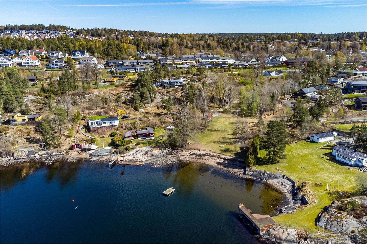 Flere barnevennlige badesteder er lett tilgjengelig i nærområdet, deriblant OBOS-stranda som er kun en kort rusletur unna Rugdeveien.