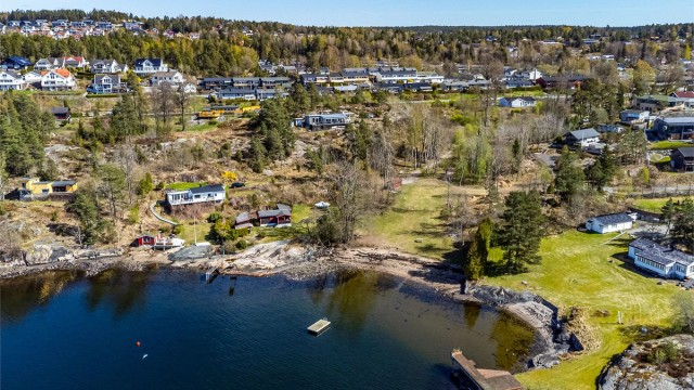 Flere barnevennlige badesteder er lett tilgjengelig i nærområdet, deriblant OBOS-stranda som er kun en kort rusletur unna Rugdeveien.