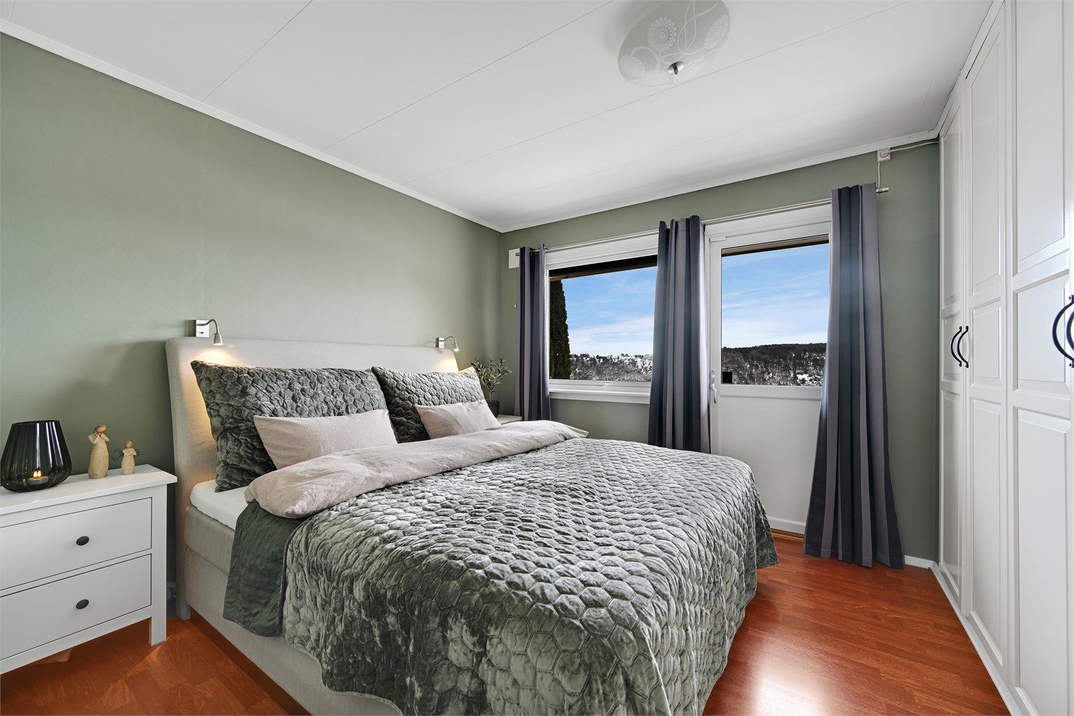 God plass til dobbeltseng og tilhørende møblement. 