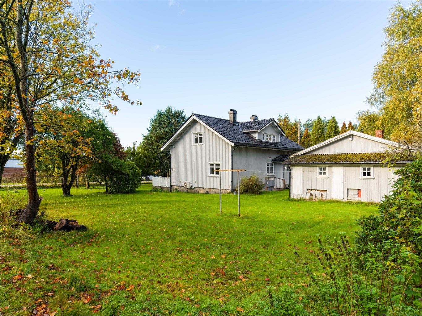 I hagen er det mange muligheter for videre opparbeiding. Eiendommen er SEFRAK-registrert, hvilket kan medføre at større endringer først må godkjennes av kommunen eller fylket.