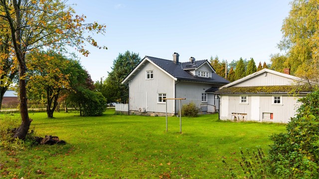 I hagen er det mange muligheter for videre opparbeiding. Eiendommen er SEFRAK-registrert, hvilket kan medføre at større endringer først må godkjennes av kommunen eller fylket.