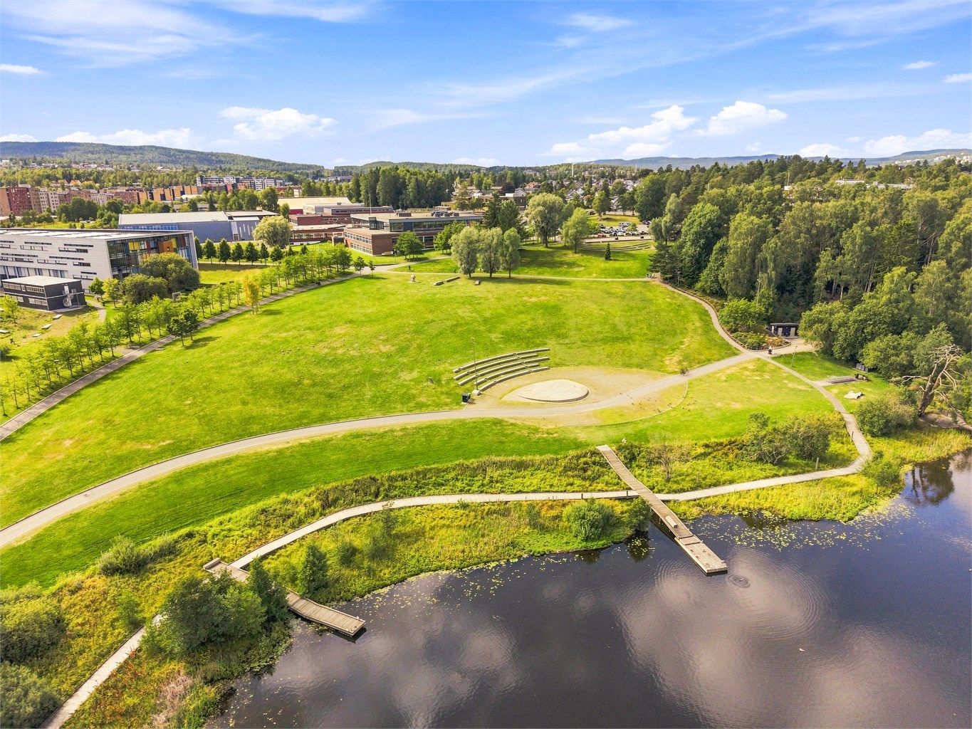 Rådhusparken og langvannet er et fint mål for familien. 