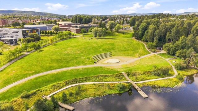 Rådhusparken og langvannet er et fint mål for familien.
