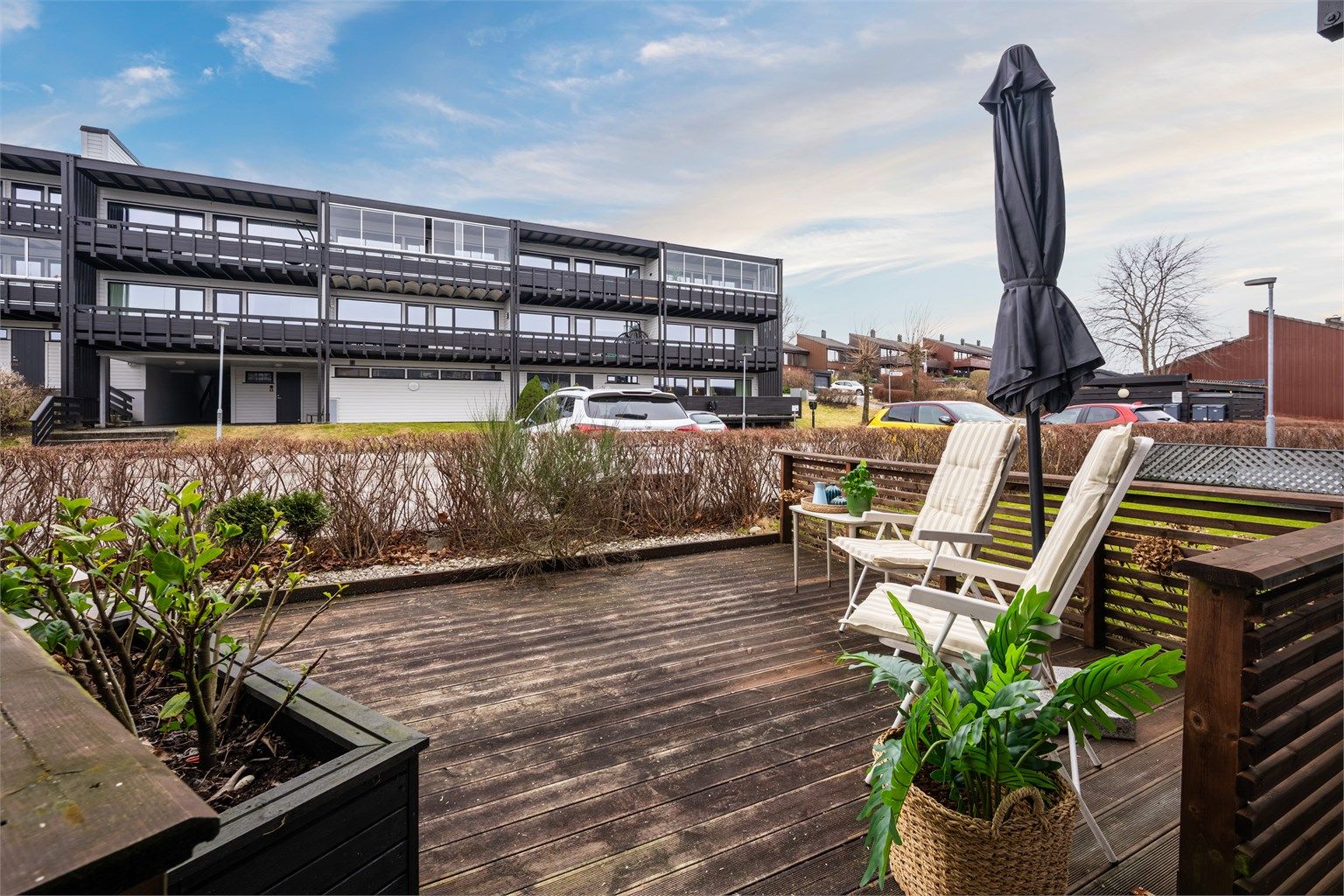 Sør-vest vendt terrasse ved inngangsparti. 