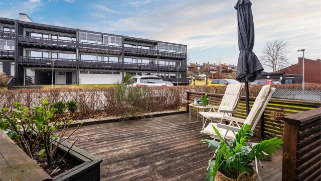 Sør-vest vendt terrasse ved inngangsparti.