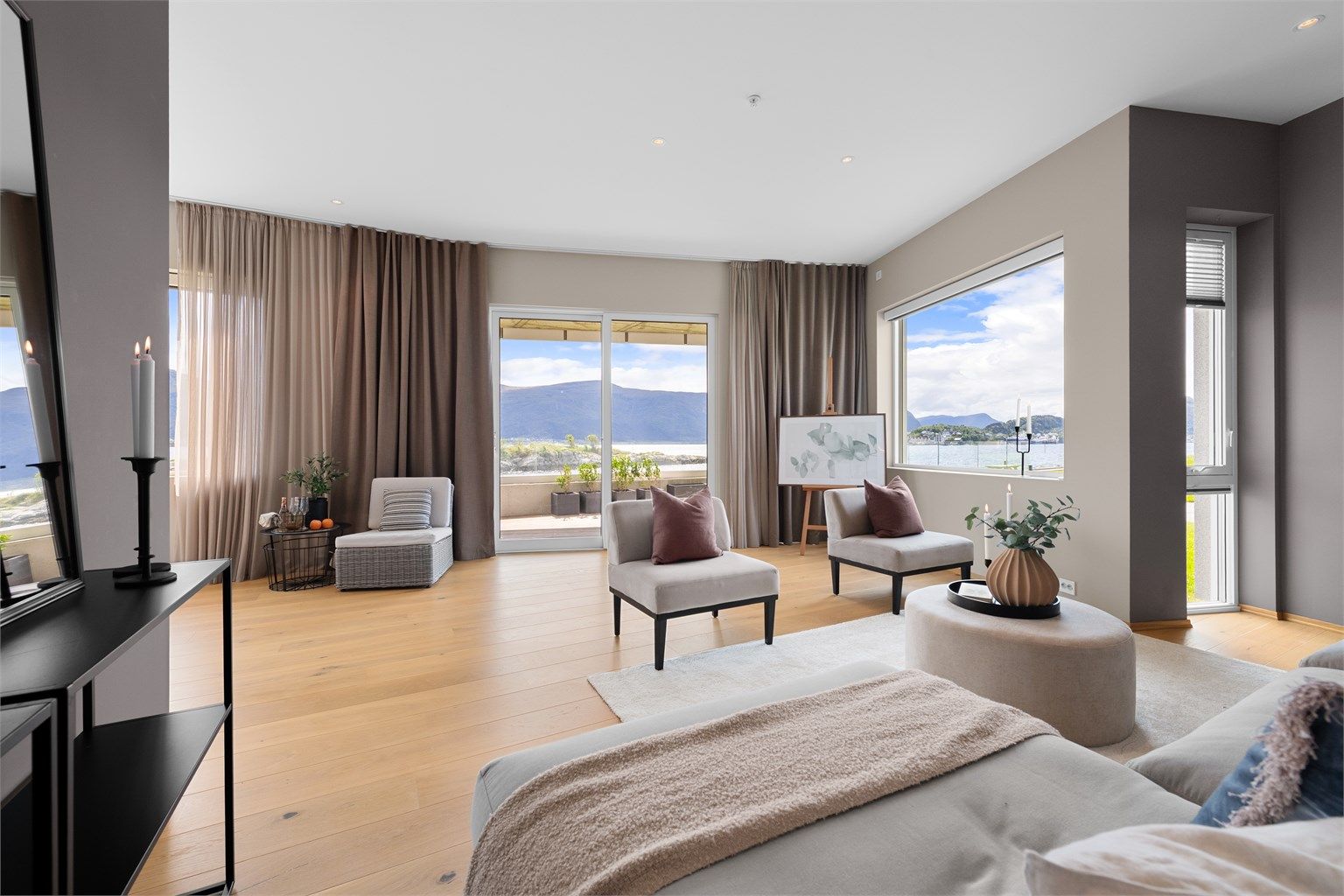 Deler av stuen mot sørvest med utgang til overbygd markterrasse. Det er montert screens i vinduer