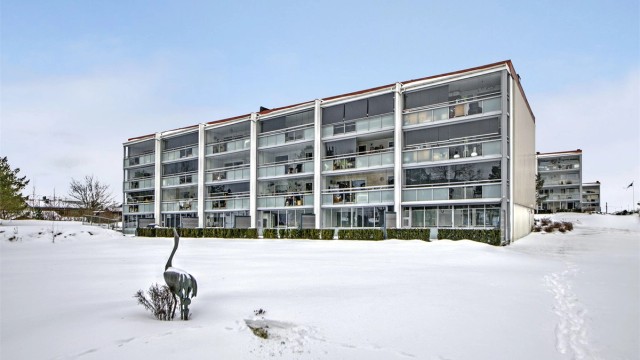 Fasade - best øverste etasje, samtidig kun én trapp opp fra blokkens inngangsparti - balkonger renovert i ca 2020 - veldrevet borettslag