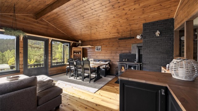 Stuen har god plass til både sofagruppe og spisebord, med direkte utgang til terrassen.