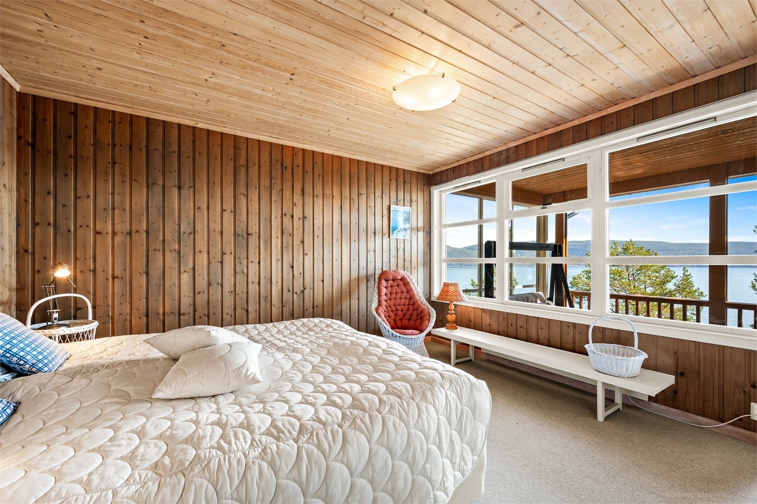 Hovedsoverommet har store vinduer som gir en flott utsikt mot fjorden.