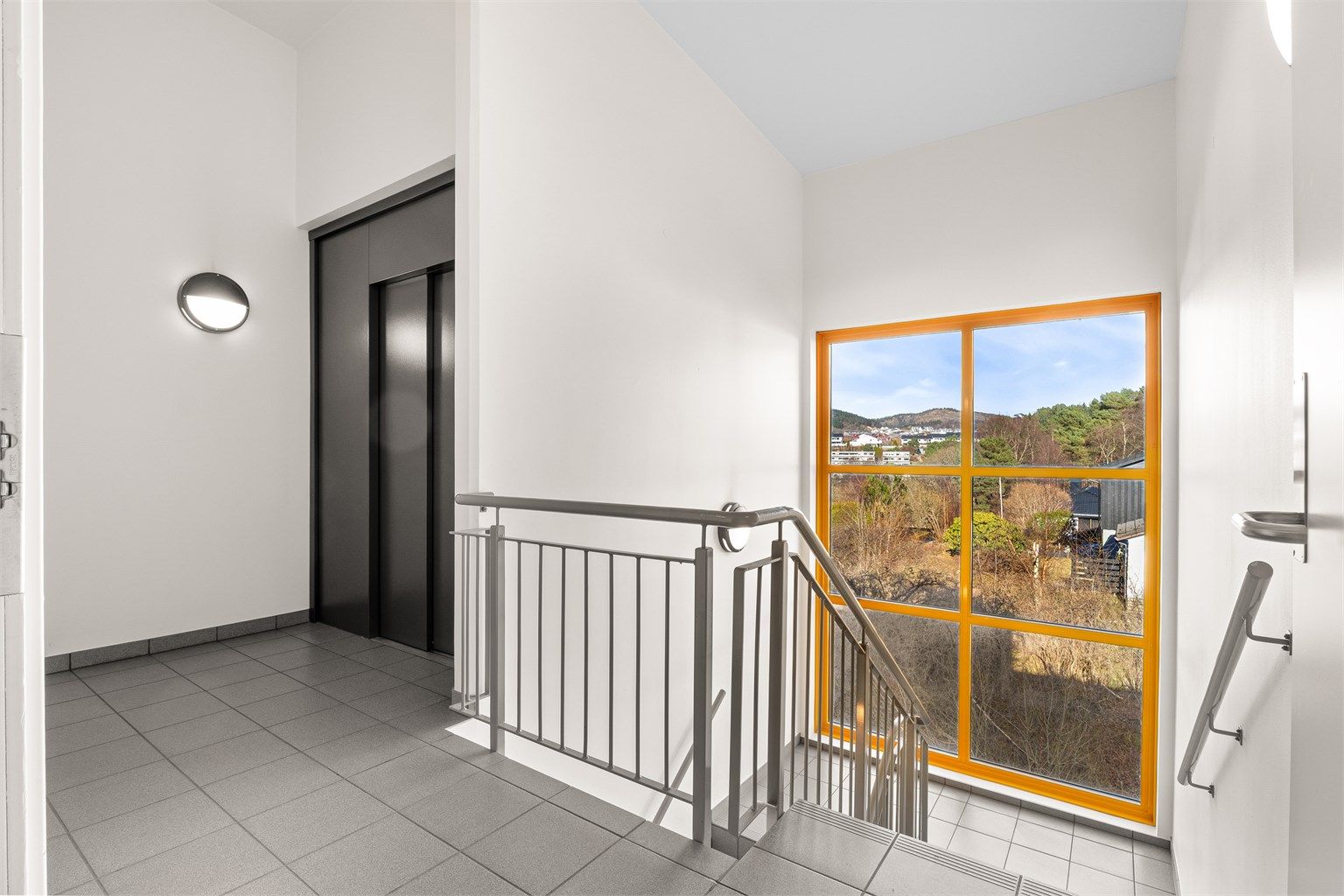 Enkel adkomst med heis fra garasje til alle etasjer i bygget. Boligen disponerer 1 bod i felles bodavdeling i garasjeanlegg.