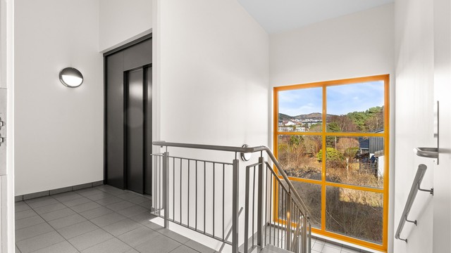 Enkel adkomst med heis fra garasje til alle etasjer i bygget. Boligen disponerer 1 bod i felles bodavdeling i garasjeanlegg.