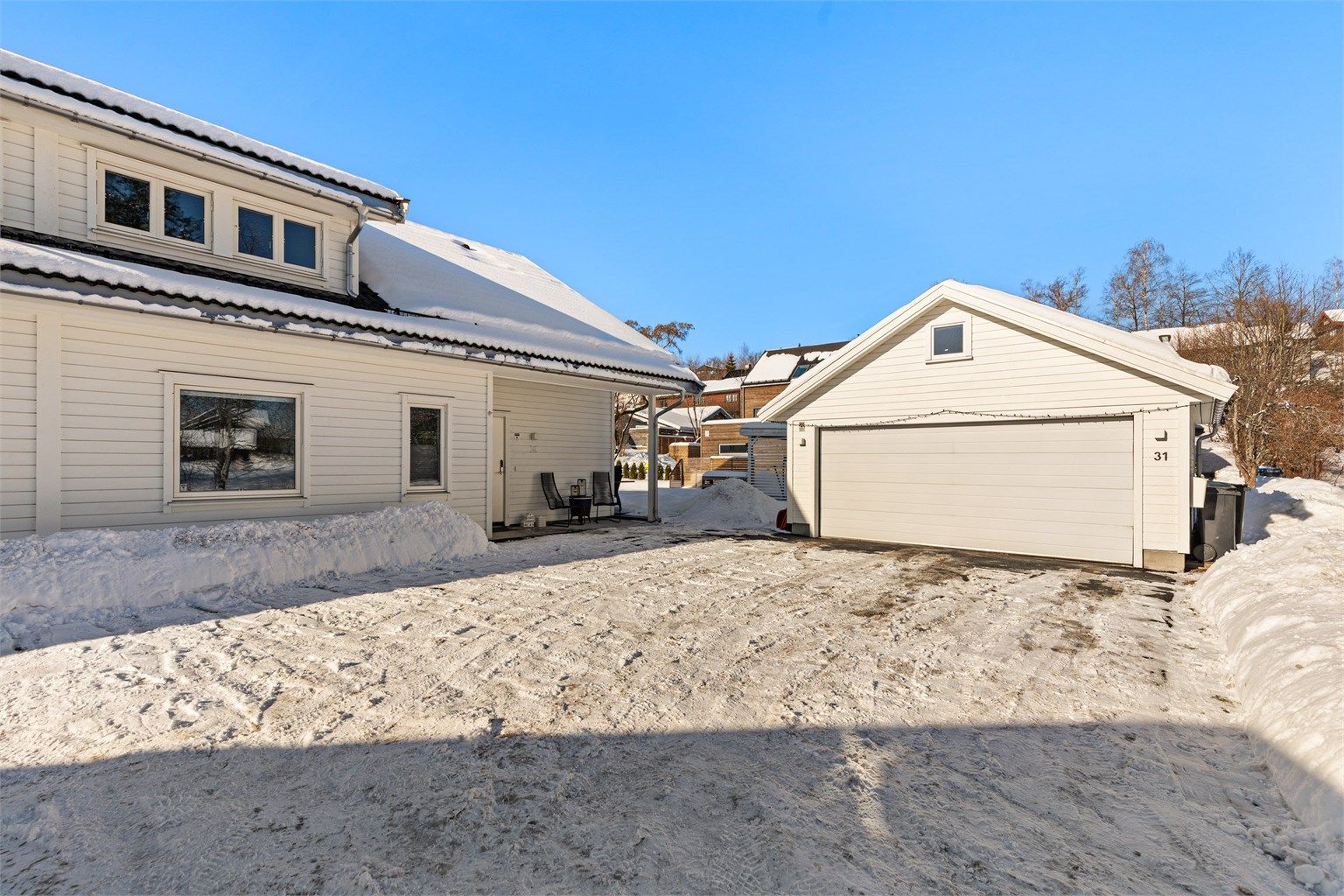 Garasje og biloppstillingsplass på egen tomt.