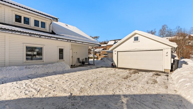 Garasje og biloppstillingsplass på egen tomt.