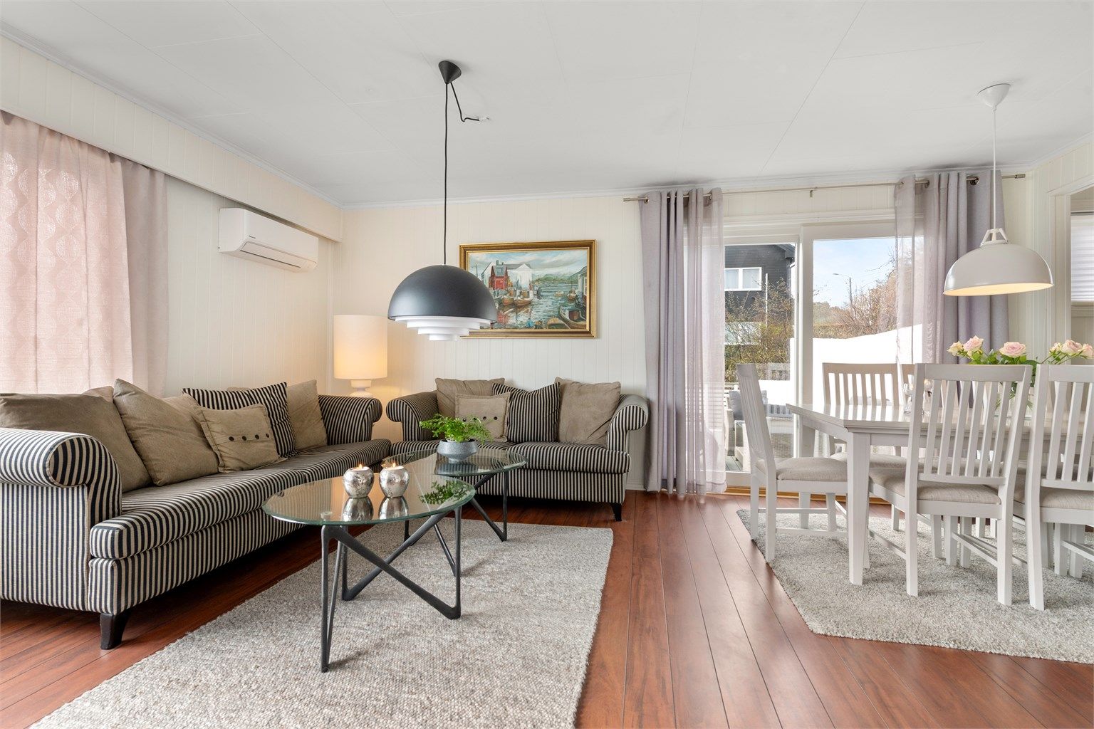 Spisestuen har plass til et langbord og ligger i tilknytning til en vestvendt terrasse  