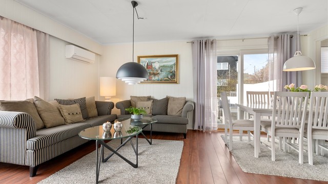 Spisestuen har plass til et langbord og ligger i tilknytning til en vestvendt terrasse