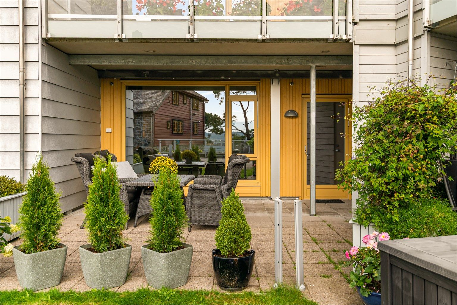 Her er plass til stor sittegruppe. Det er også egen bod her.