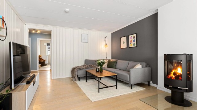 I stuen finner du også en koselig peis fra 2018 som gir både varme og hygge