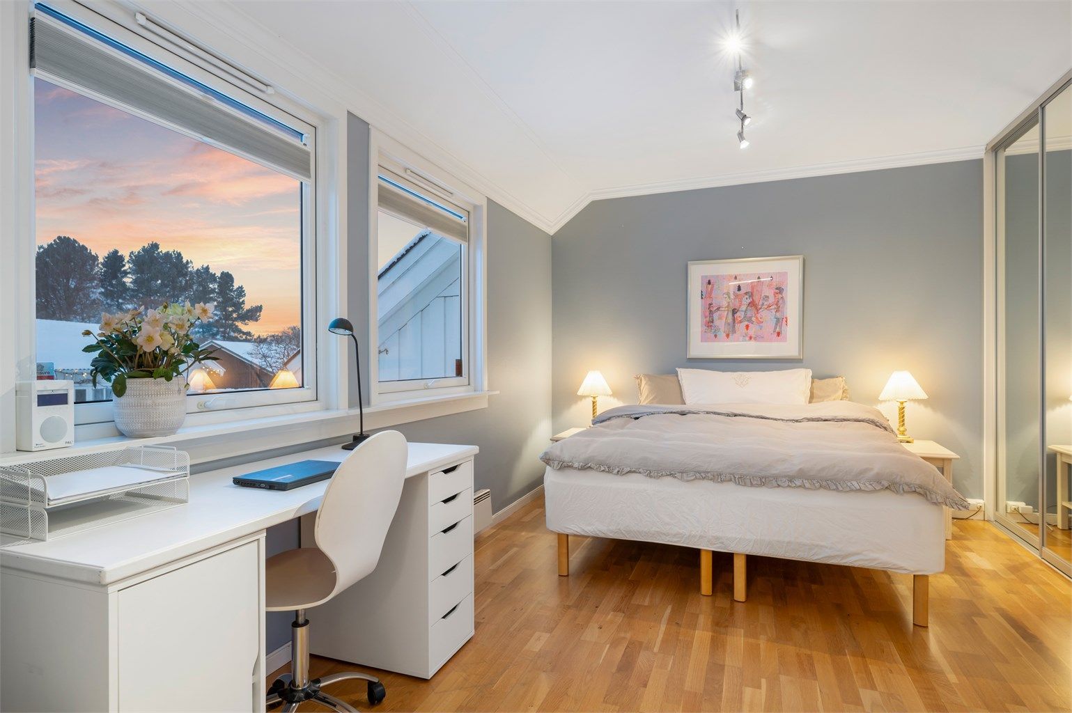 Hovedsoverommet er på 16 kvm og har god plass til dobbeltseng av ønsket størrelse, nattbord og garderobeskap. 