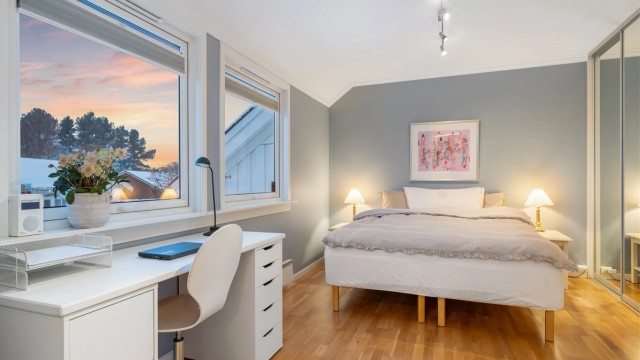 Hovedsoverommet er på 16 kvm og har god plass til dobbeltseng av ønsket størrelse, nattbord og garderobeskap.