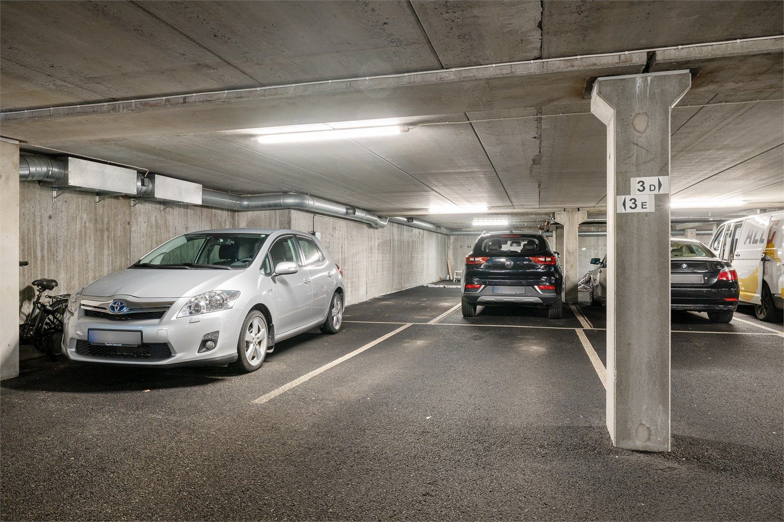 Fast p-plass med mulighet for montering av elbillader
