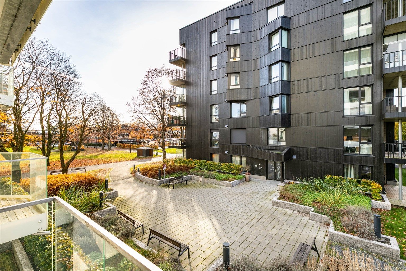 Fint utsyn sees i flere retninger fra verandaen, blant annet til parken som har gitt navn til boligområdet og utgjør en grønn lunge i nabolaget.