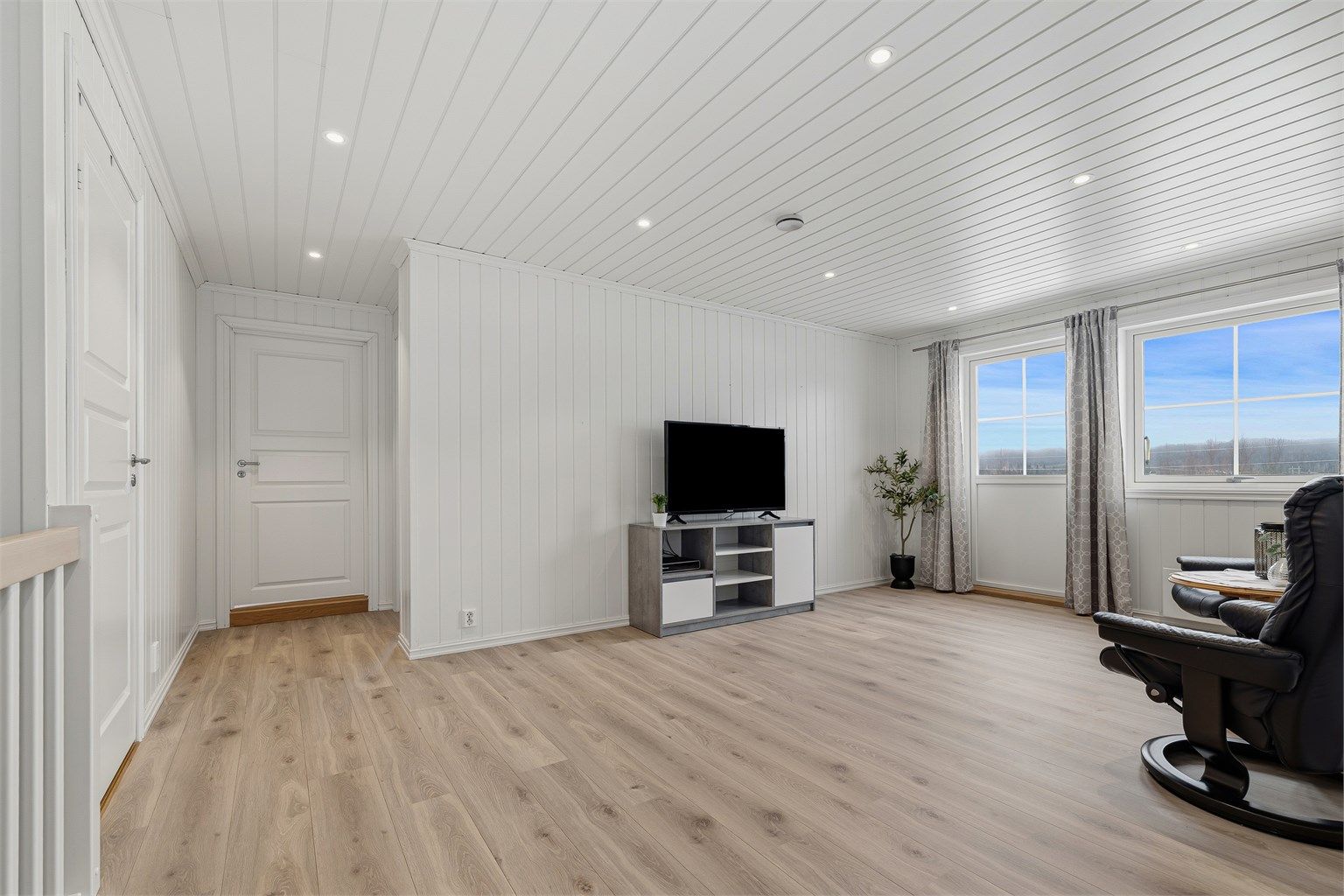 Loftsstua har god plass til sittegruppe eller liten sofa alt etter eget møbleringsbehov