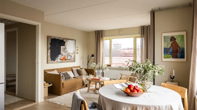 Pene, nymalte vegger og lekker, nyslipt parkett på gulv skaper et moderne uttrykk.