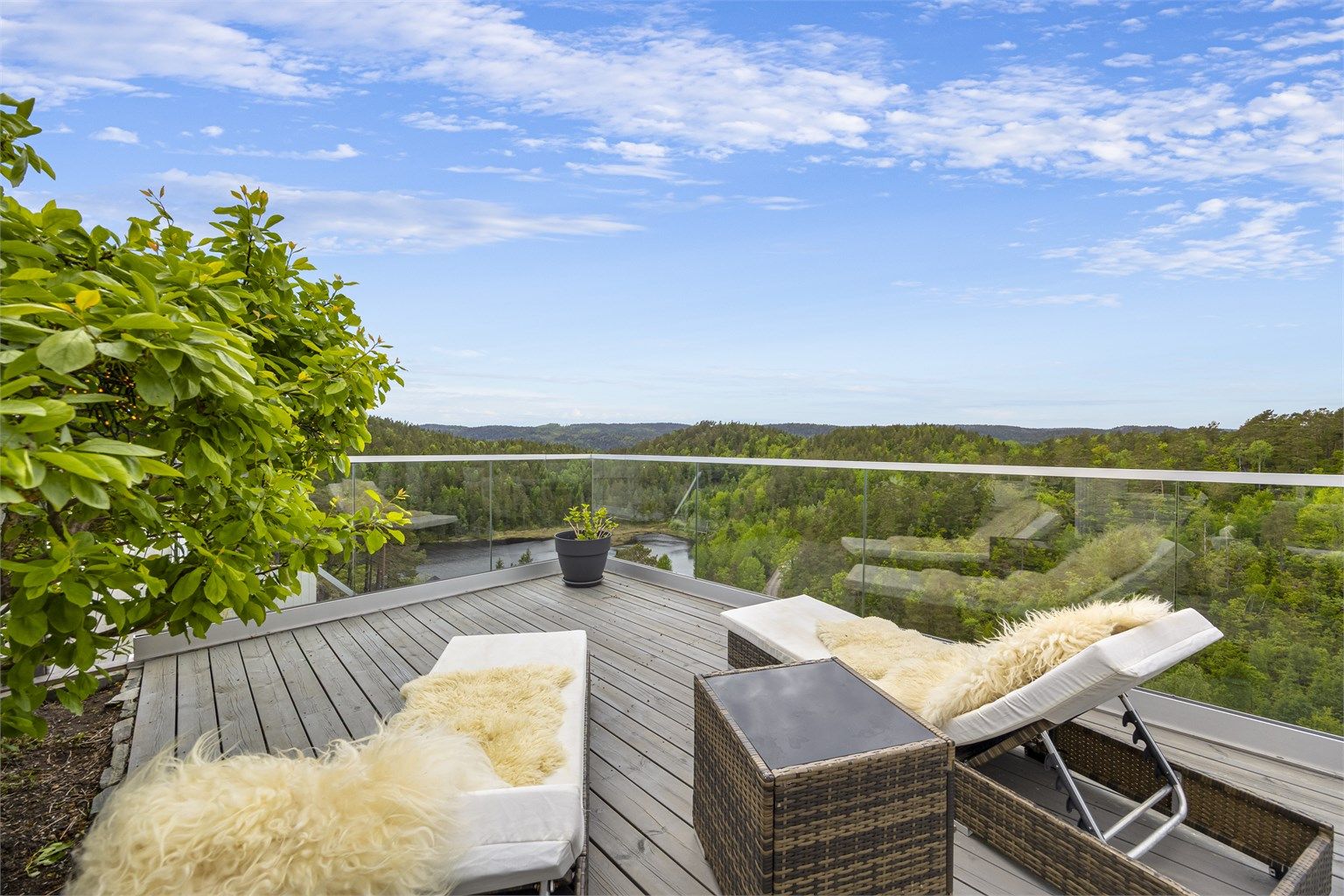 Rålekker terrasse med Q-Railing på hele 36,5 meter (kvalitet) fra 2024.