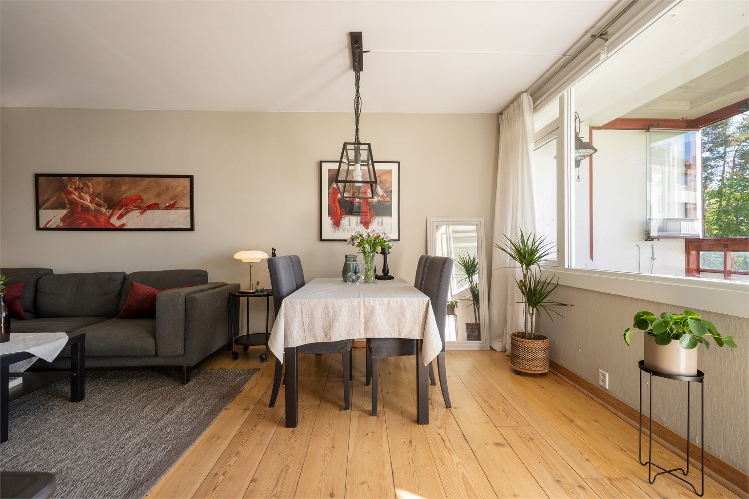 Stuen har god plass til både sofagruppe og spisebord.