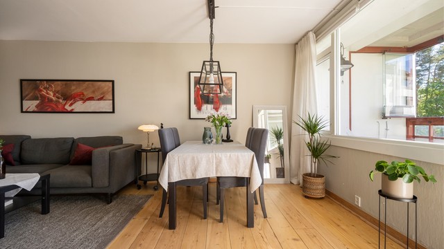 Stuen har god plass til både sofagruppe og spisebord.