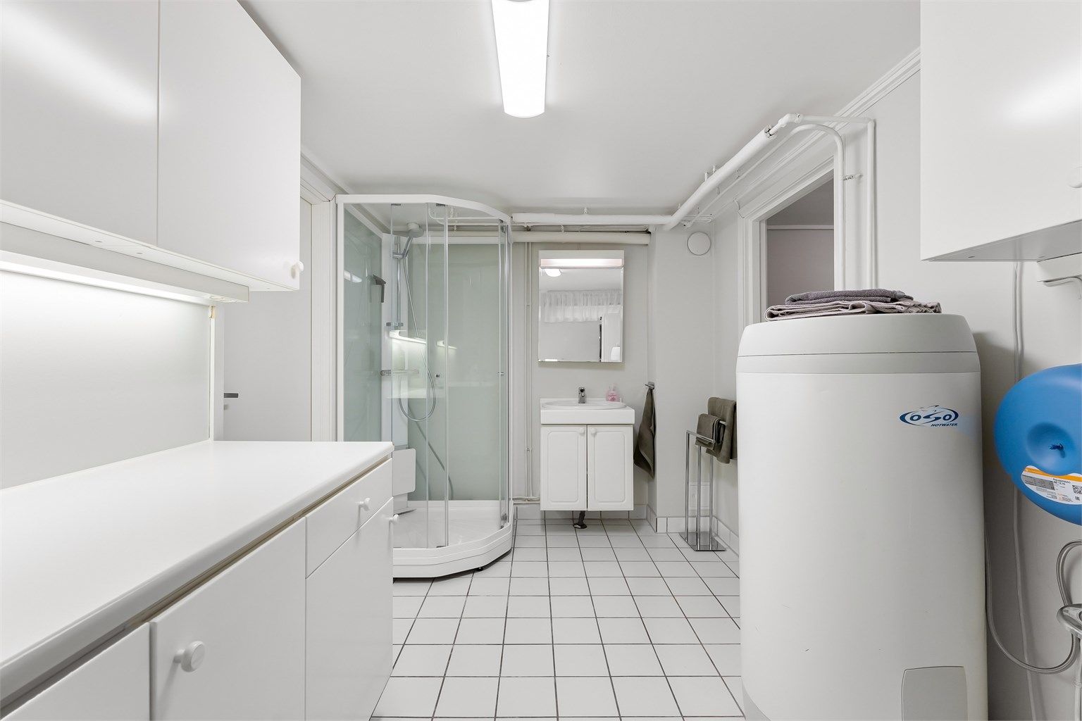 Kjelleren inneholder også et kombinert bad og vaskerom, delvis oppgradert i 2006.