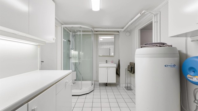 Kjelleren inneholder også et kombinert bad og vaskerom, delvis oppgradert i 2006.