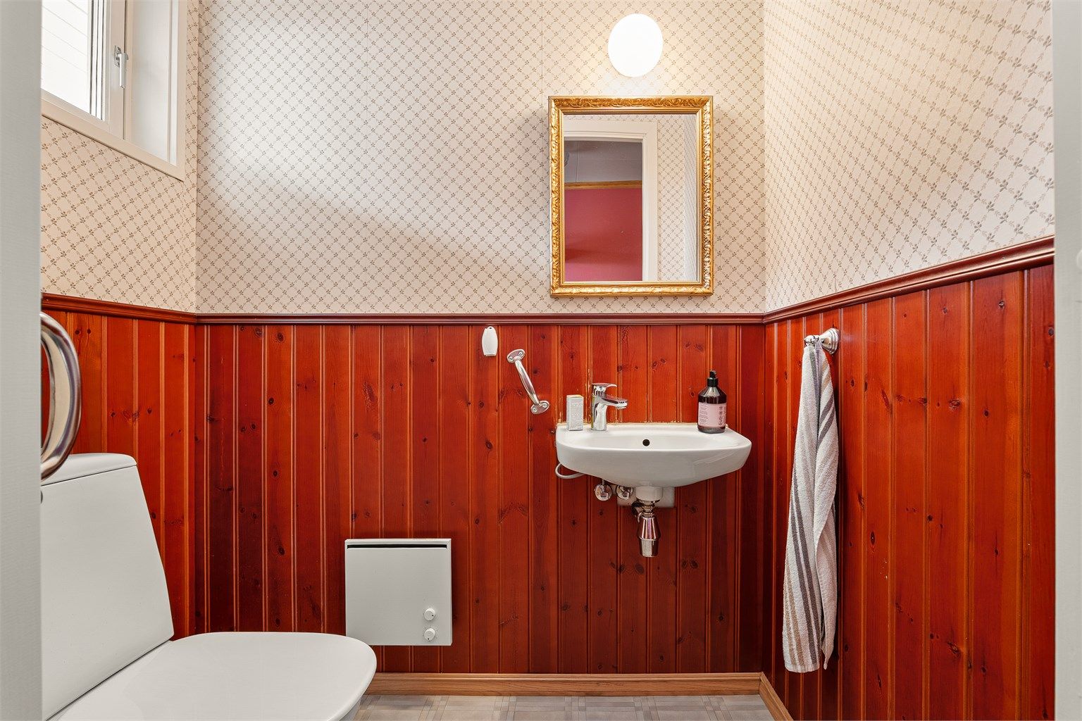 Badet er utstyrt med bidet, klosett finnes i separat toalettrom.