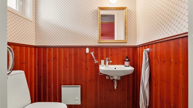 Badet er utstyrt med bidet, klosett finnes i separat toalettrom.