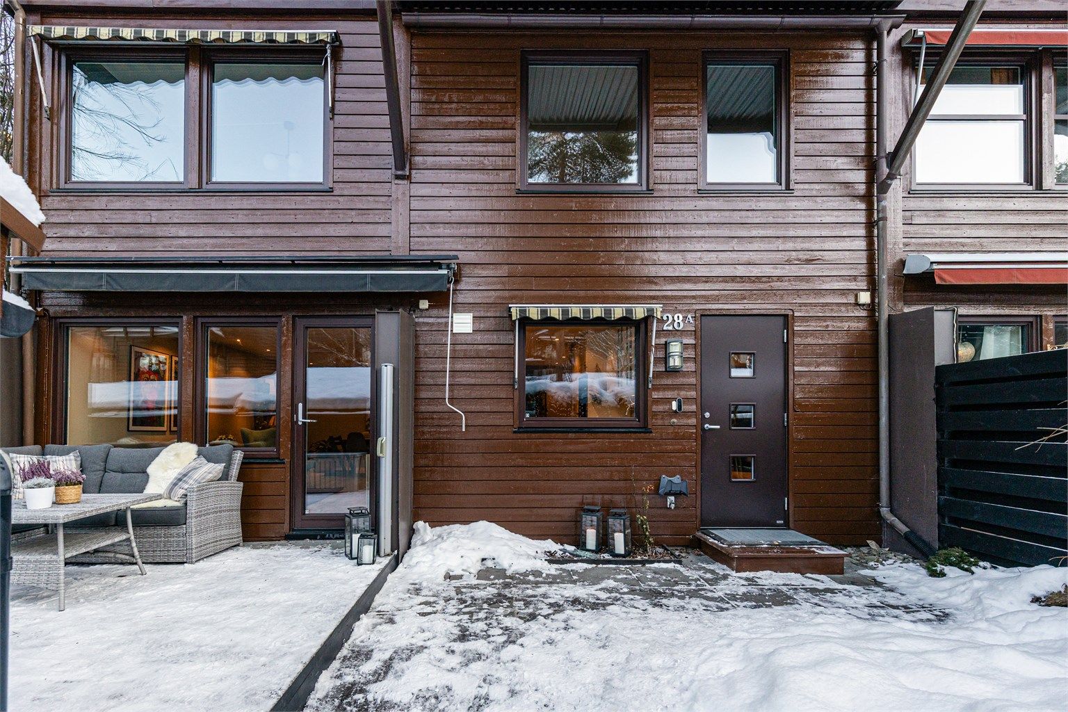 Et stilrent og moderne rekkehus over to romslige plan med herlig uteplass, god planløsning og peis!