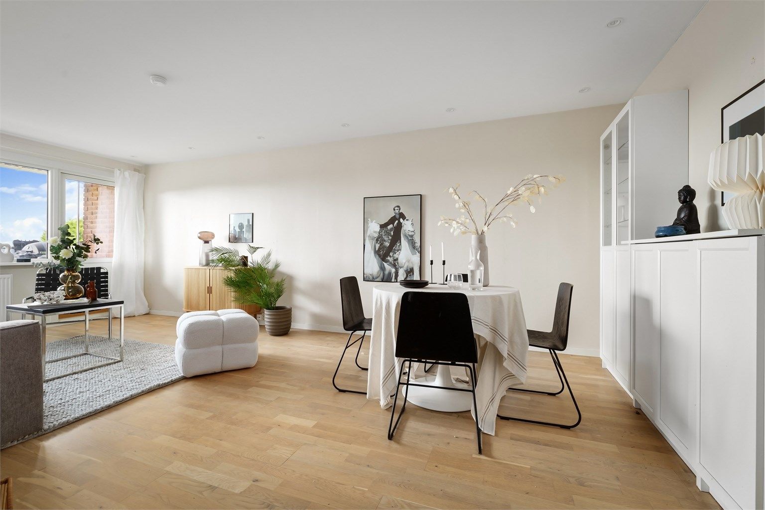 God størrelse på stuen som gir god plass til både sofa- og spisebordseksjon. 