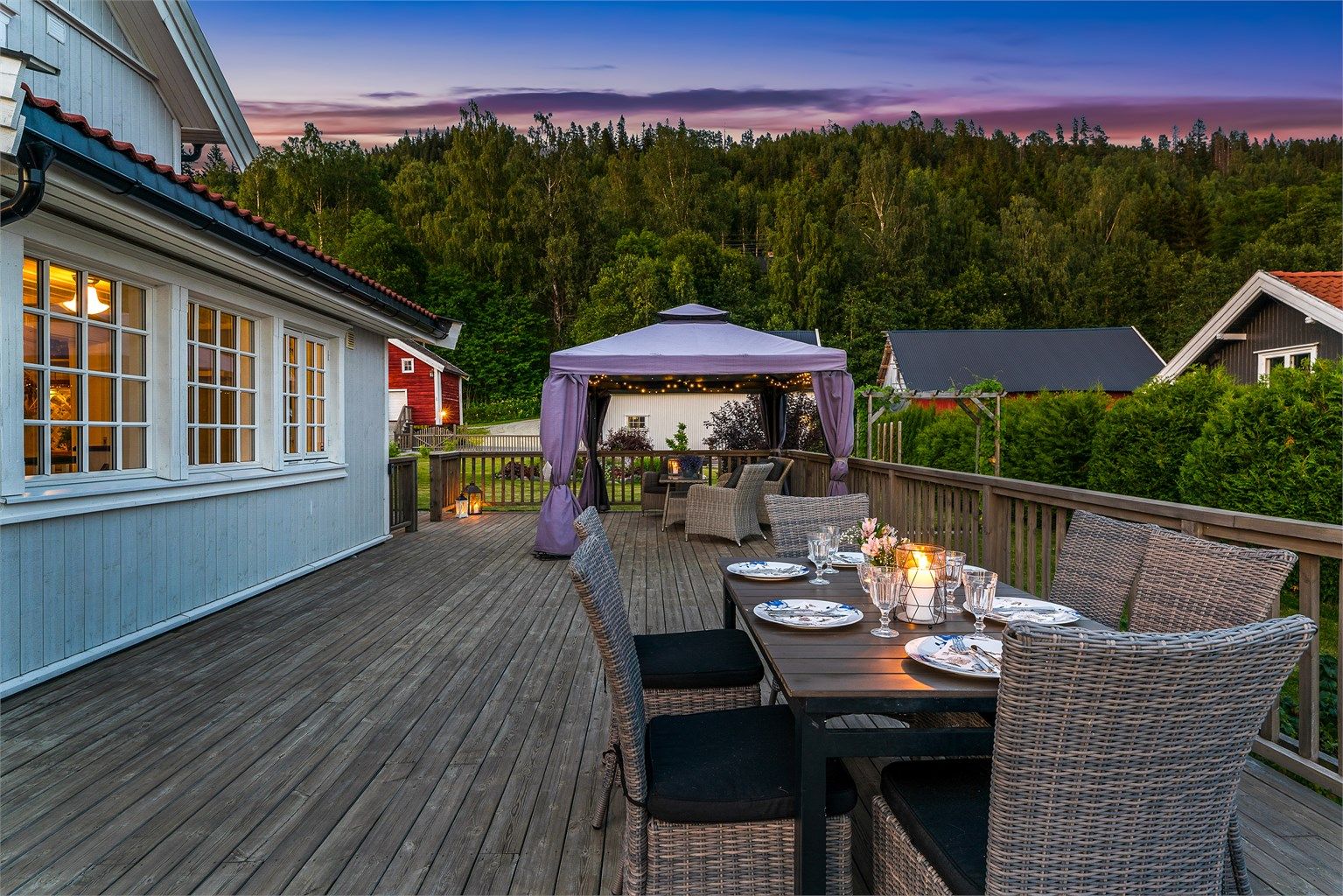 På uteplassen kan man nyte lange kvelder og holde store selskap