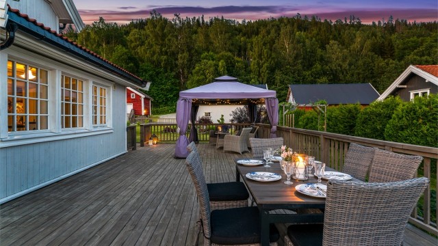 På uteplassen kan man nyte lange kvelder og holde store selskap