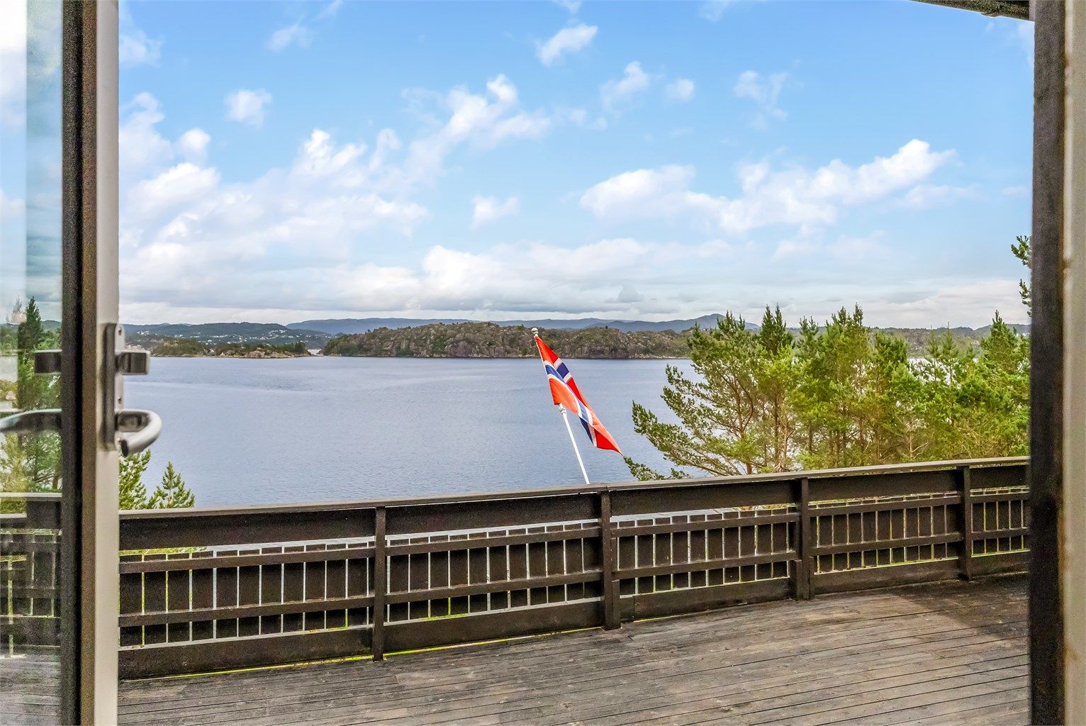 Fra terrassen er det vidstrakt utsikt over sjøen og nærområdet.