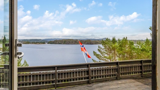 Fra terrassen er det vidstrakt utsikt over sjøen og nærområdet.