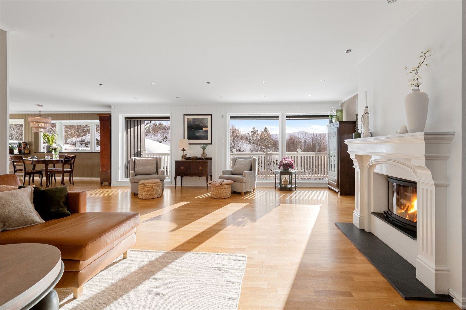 Lys og romslig stue i hovedetasjen i åpen løsning med kjøkken
Foto: Stian Wiik