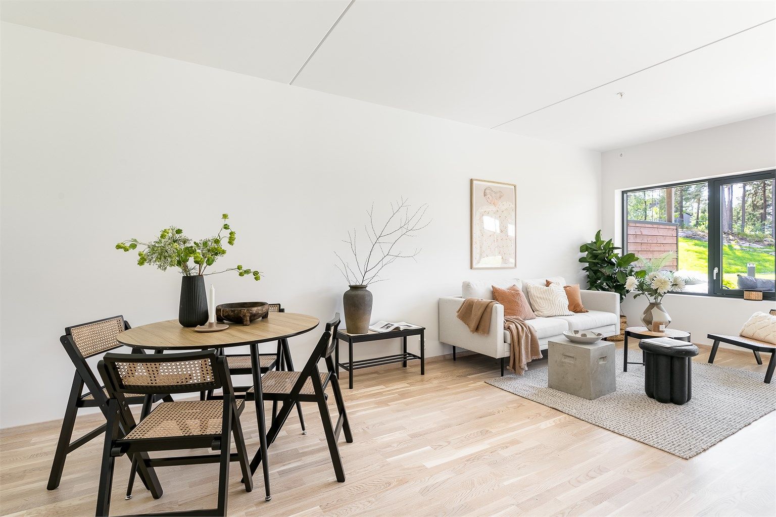 Leiligheten er gjennomgående i første etasje, terrassen orientert i vestlig retning.